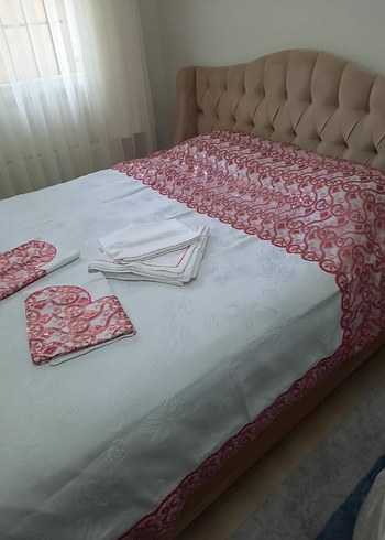 Nakışlı Beyaz Yatak Örtüsü - Görsel 2