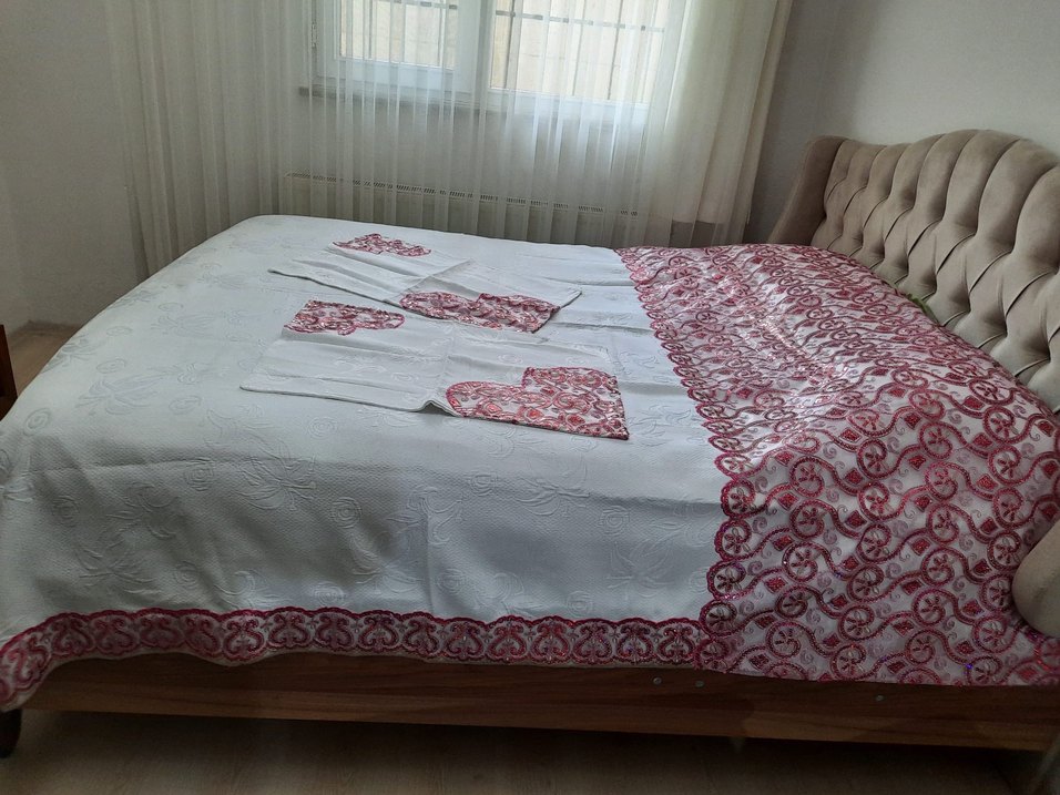 Nakışlı Beyaz Yatak Örtüsü - Görsel 3