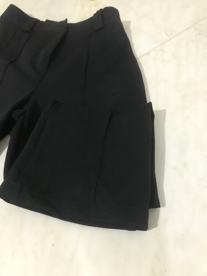 Piliseli Siyah Mini Kumaş Pantolon - Görsel 3