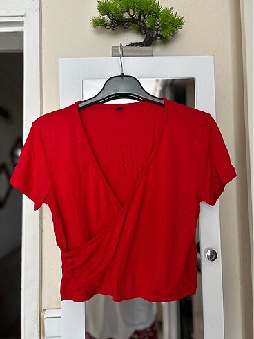 KIRMIZI DEKOLTELİ CROP KISA