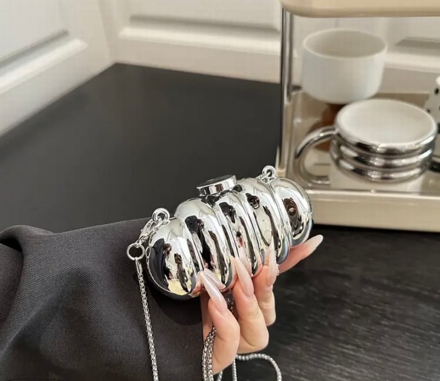 Gümüş Zincir Detaylı Metal Kadın Portföy Çanta - Görsel 2