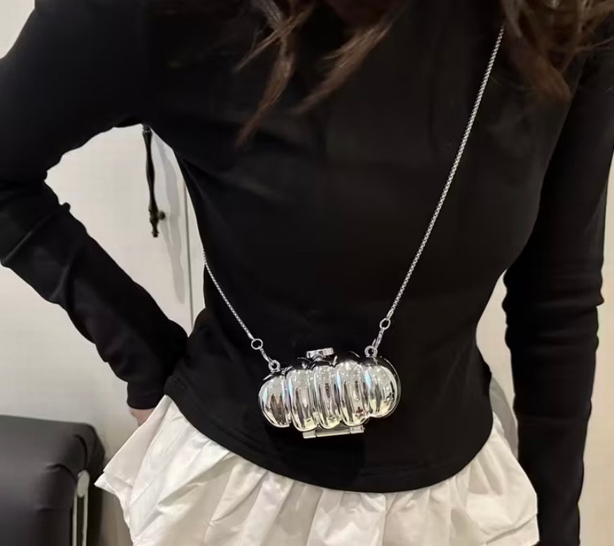 Gümüş Zincir Detaylı Metal Kadın Portföy Çanta - Görsel 3