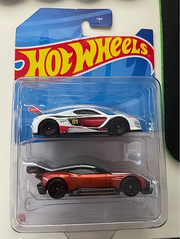 Aston Martin Vulcan+Renault Sport RS01 Hot Wheels