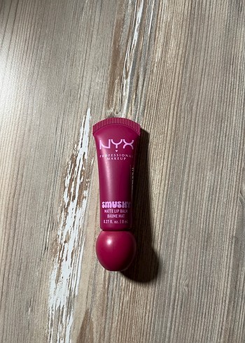 NYX Smushy Mat Bordo Dudak Balmı - Görsel 3