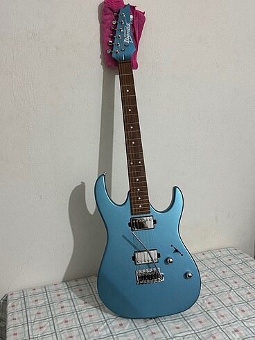 Ibanez grx sp120 elektro gitar, 25w midex amfi ve bir takım bazı