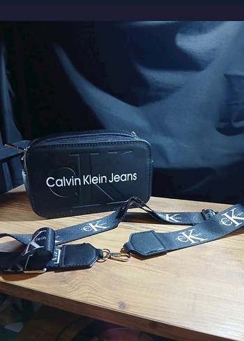 Calvin Klein Siyah Deri Kadın Çapraz Çanta