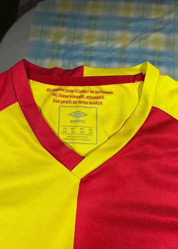 Sarı-Kırmızı Göztepe Kısa Kollu Spor Forma ve Siyah Şort - Görsel 3