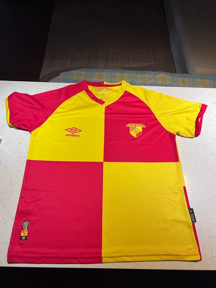 Sarı-Kırmızı Göztepe Kısa Kollu Spor Forma ve Siyah Şort - Görsel 2