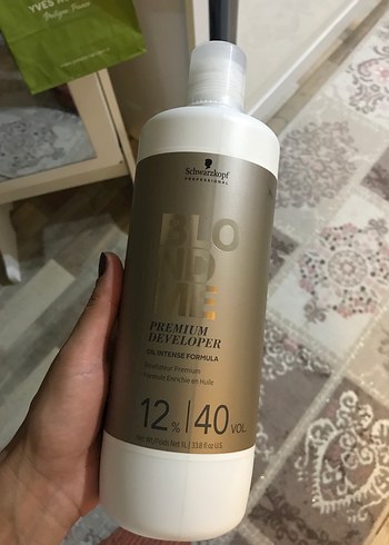 Schwarzkopf BLONDME Oksidan parmakla gösterilen yere kadar kullanıldı