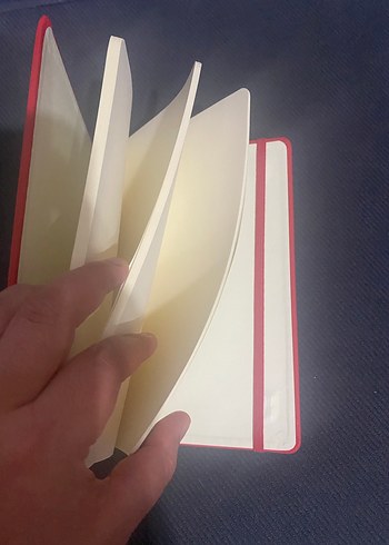 Kırmızı Parlak Kapaklı Defter - Görsel 4