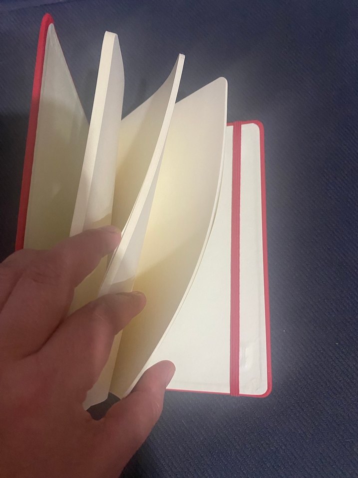 Kırmızı Parlak Kapaklı Defter - Görsel 4