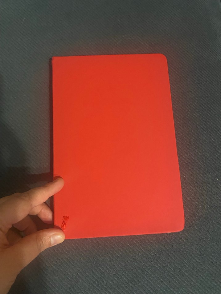 Kırmızı Parlak Kapaklı Defter - Görsel 3