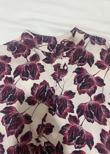 Demet Şener-Bordo Çiçek Desenli V Yaka Kadın Gömlek - Görsel 3