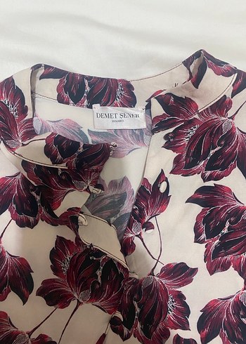 Demet Şener-Bordo Çiçek Desenli V Yaka Kadın Gömlek - Görsel 2