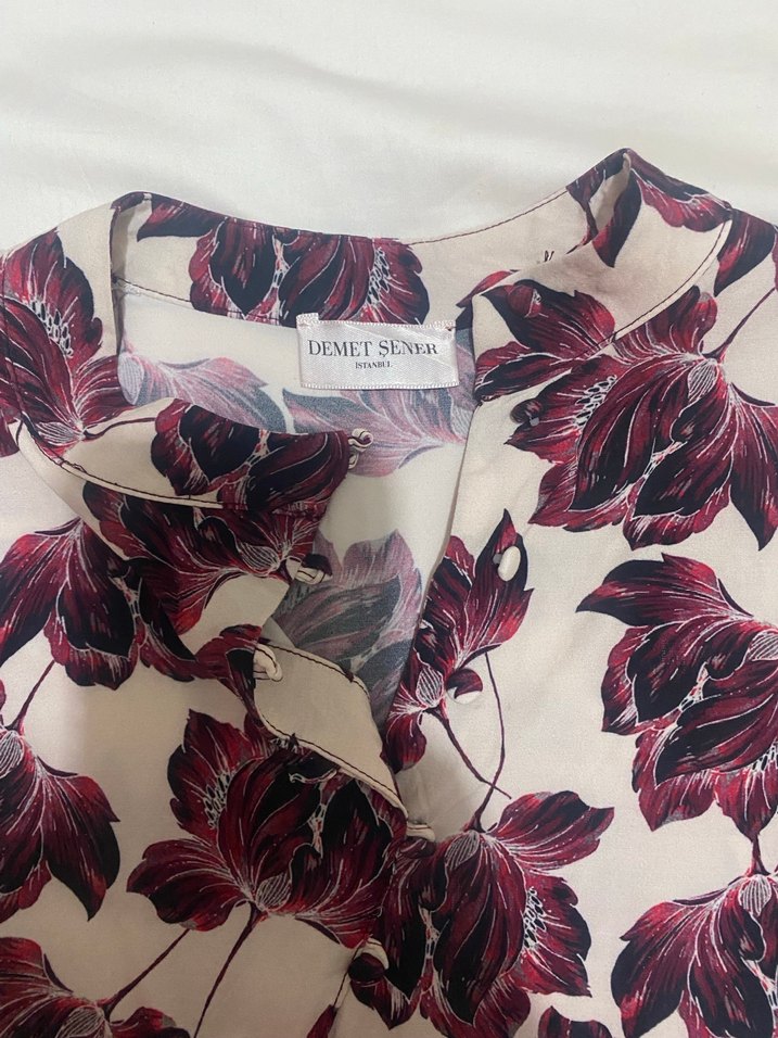 Demet Şener-Bordo Çiçek Desenli V Yaka Kadın Gömlek - Görsel 2