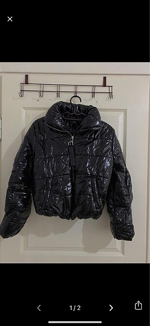 Siyah parlak bomber mont. Markası Zara değil