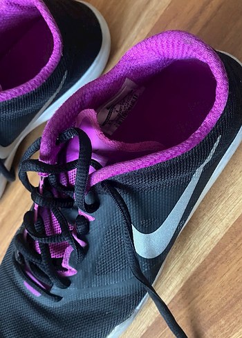 Nike Mor Detaylı Siyah Kadın Spor Ayakkabı - Görsel 3