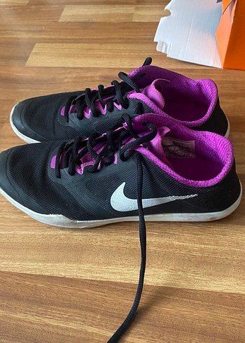 Nike Mor Detaylı Siyah Kadın Spor Ayakkabı - Görsel 2