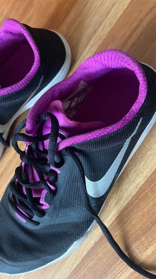 Nike Mor Detaylı Siyah Kadın Spor Ayakkabı - Görsel 3