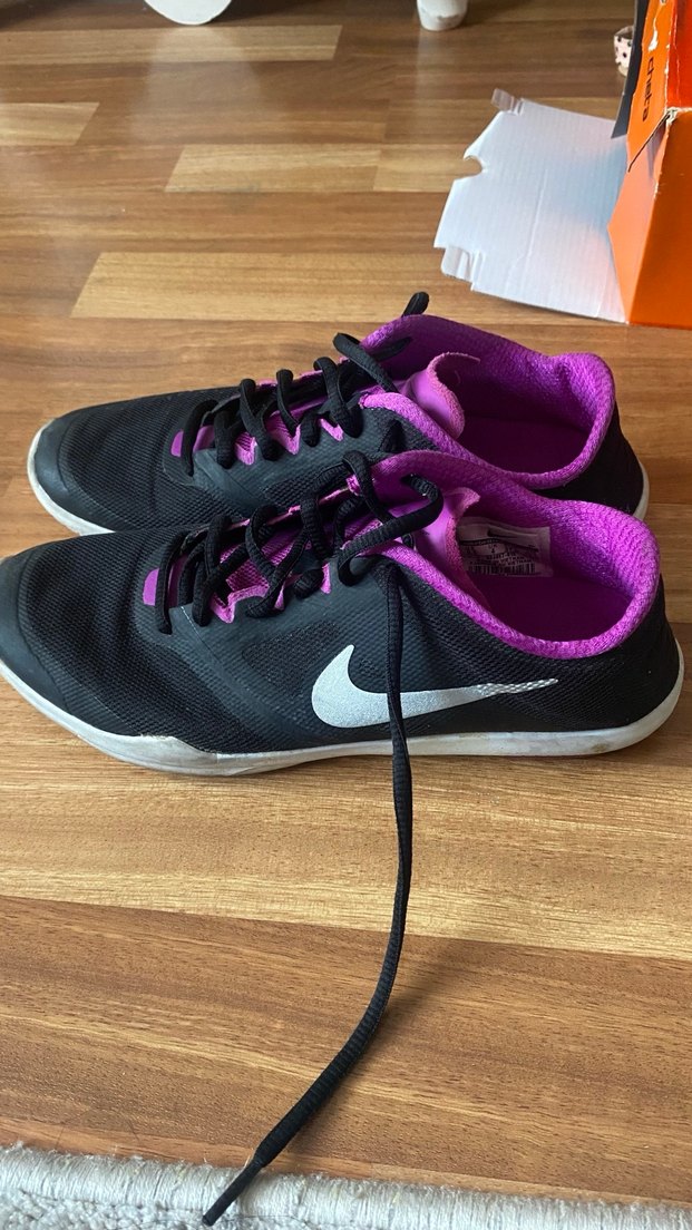 Nike Mor Detaylı Siyah Kadın Spor Ayakkabı - Görsel 2