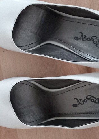 Beyaz topuklu ayakkabı - Görsel 2