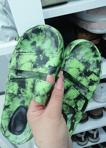 Bershka siyah yeşil terlik