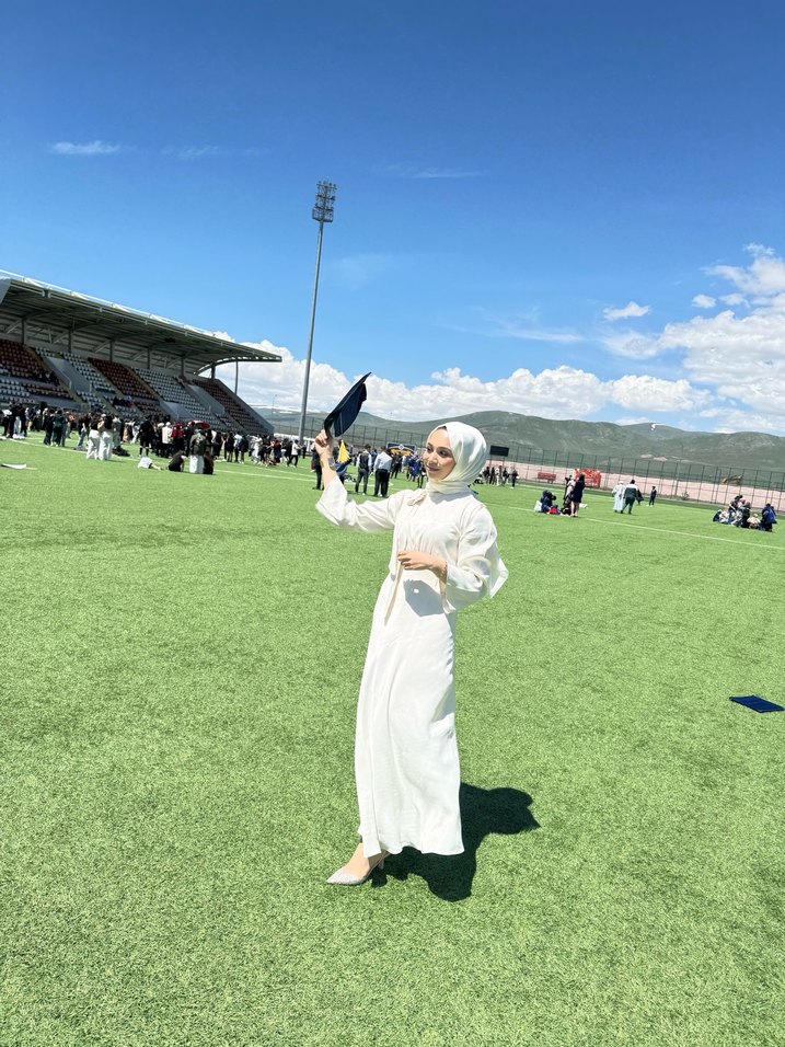 Uzun Beyaz Tesettür Mezuniyet Elbisesi - Görsel 3