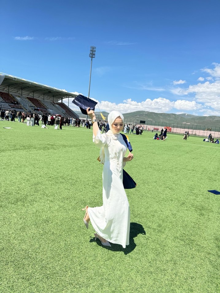 Uzun Beyaz Tesettür Mezuniyet Elbisesi - Görsel 2