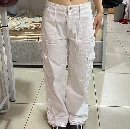Beyaz kargo cepli yüksek bel wide leg kot pantolon