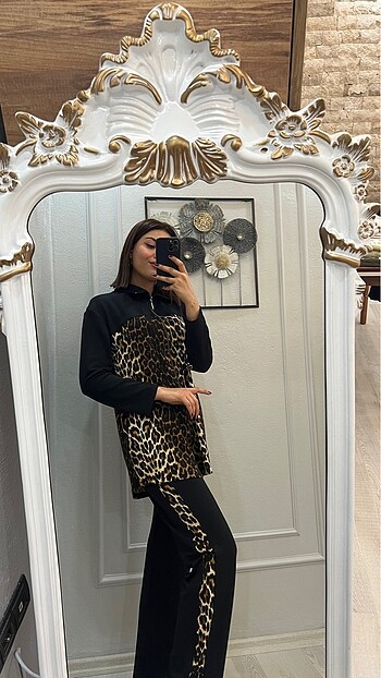 40 Beden siyah Renk Leopar takım 42 ve 40 beden mevcut