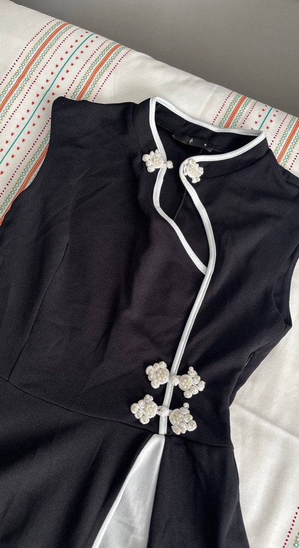 Nakışlı Siyah Yüksek Yakalı Midi Elbise - Görsel 2