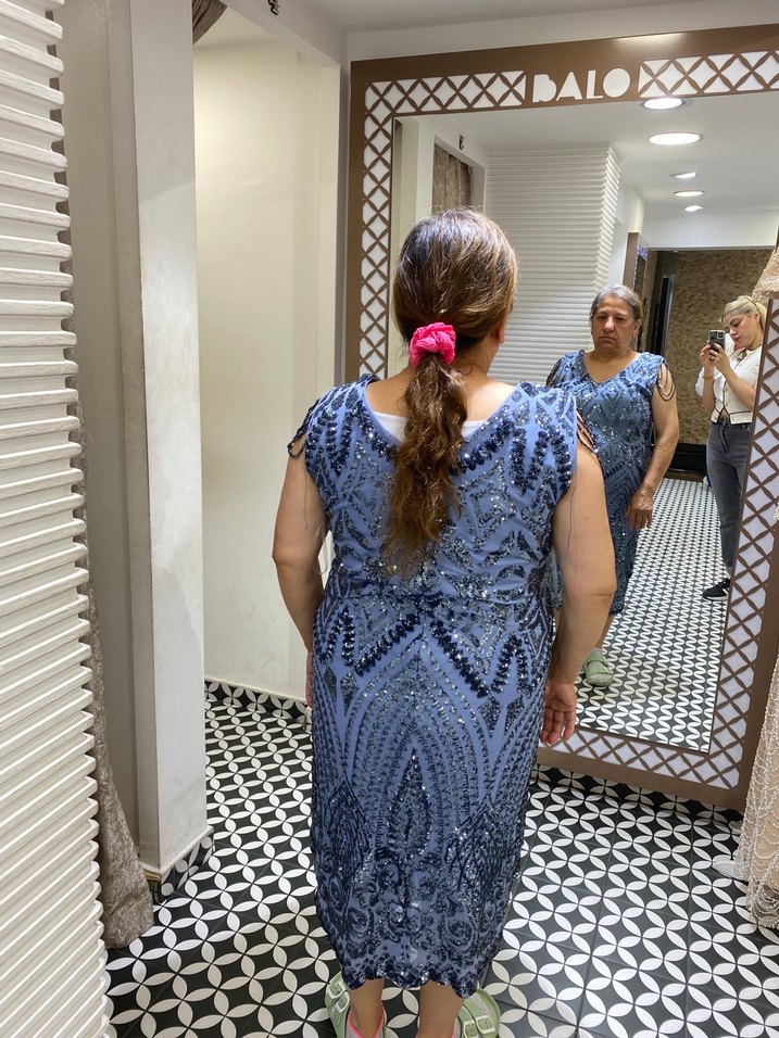 Boncuk İşlemeli V Yaka Midi Elbise - Görsel 3