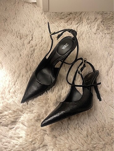 36 Beden siyah Renk Zara Slingback Topuklu Ayakkabı