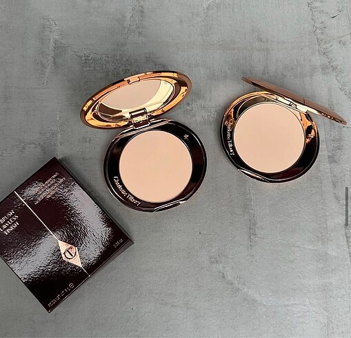 Charlotte Tilbury flawless finish powder 01