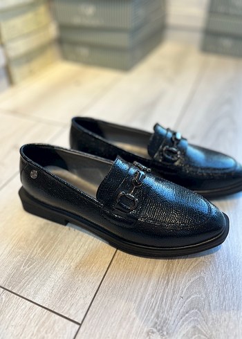 Diğer Kadın Siyah Parlak Yılan Desenli Tokalı Loafer