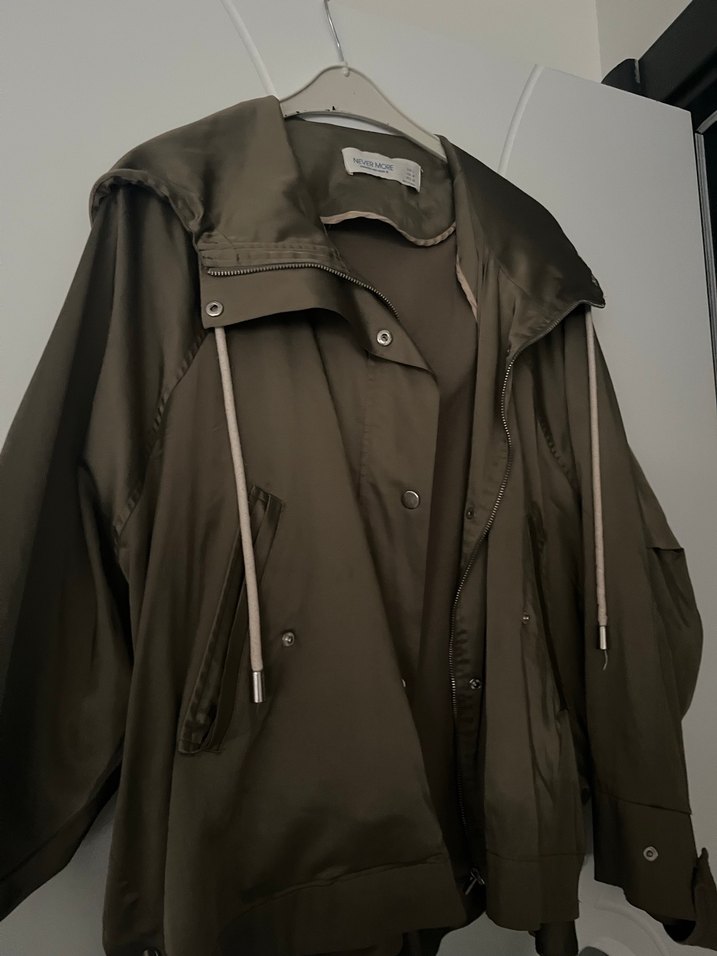 Düğmeli Kısa Kadın Yağmurluk - Görsel 3