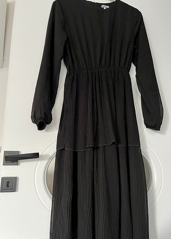 Uzun Siyah Piliseli Kadın Elbise - Görsel 2