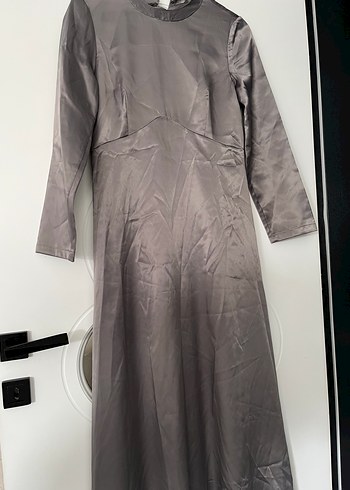 Gri Uzun Kollu Yüksek Yakalı Saten Elbise - Görsel 3
