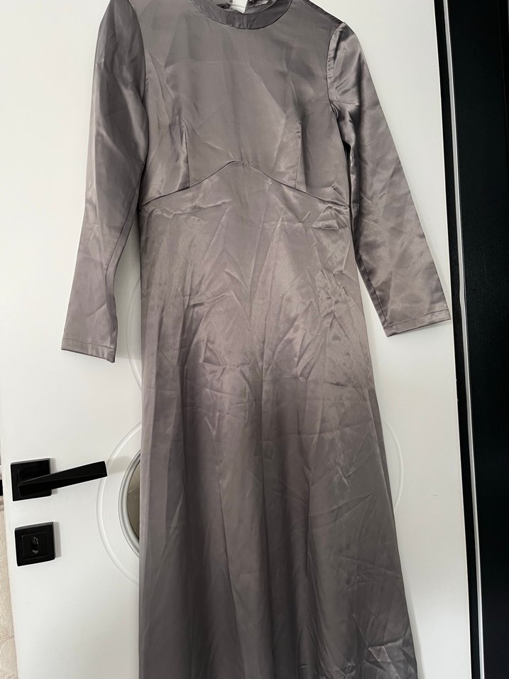 Gri Uzun Kollu Yüksek Yakalı Saten Elbise - Görsel 3