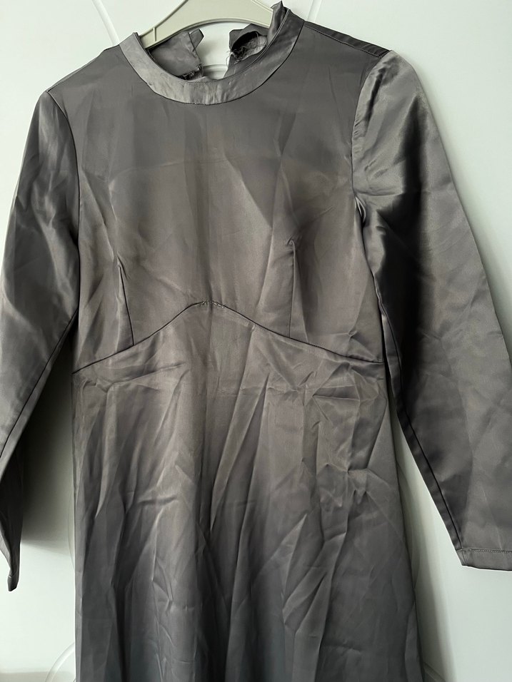 Gri Uzun Kollu Yüksek Yakalı Saten Elbise - Görsel 2