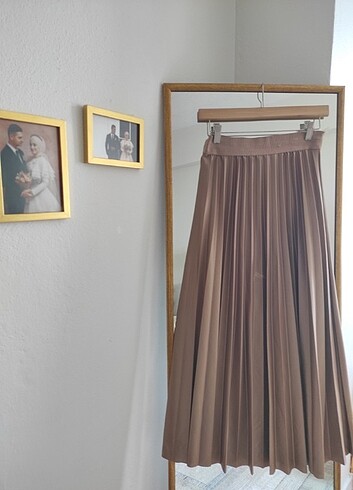 Diğer Eteğin bel kısmında biraz ipleri çıkmış ama görünmeyen yerde