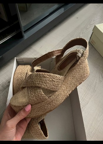 Bej Hasır Dolgu Topuklu Kadın Sandalet