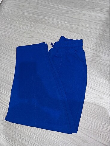 Hiç GİYİLMEDİ LACİVERT RENKTE BALON PAÇA PANTOLON