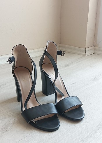 37 Beden Siyah Klasik Tokalı Topuklu Kadın Ayakkabı