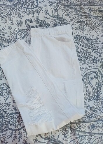 Diğer Kadın beyaz pantalon yırtmaçlı