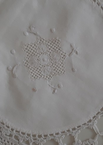 Beden beyaz Renk Almanyadan Bej Nakışlı Bej Dantel Masa Örtüsü 83x83cm