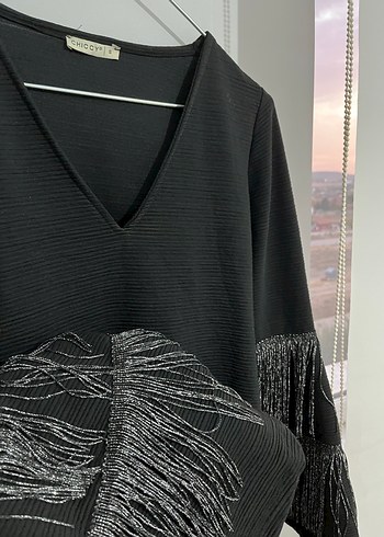 Püsküllü Siyah Uzun Kollu V Yaka Elbise - Görsel 2