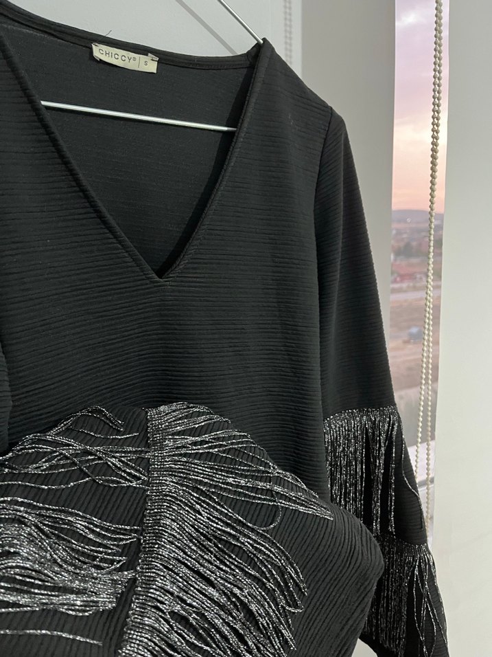 Püsküllü Siyah Uzun Kollu V Yaka Elbise - Görsel 2