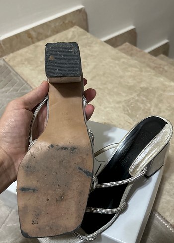 Gri parlak Desenli Tokalı Kadın Topuklu Ayakkabı - Görsel 5