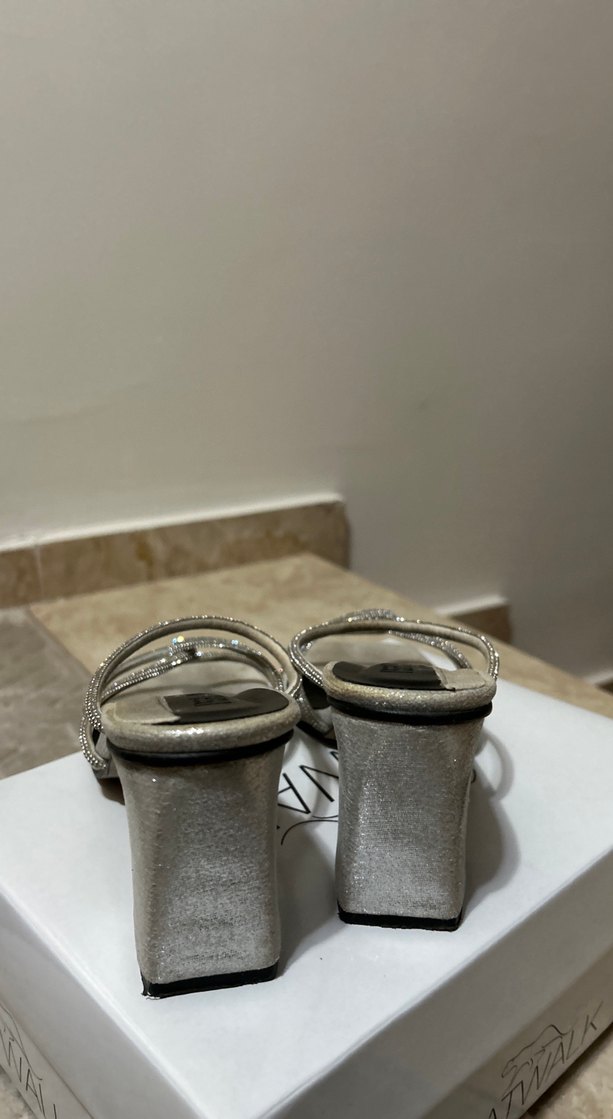 Gri parlak Desenli Tokalı Kadın Topuklu Ayakkabı - Görsel 4